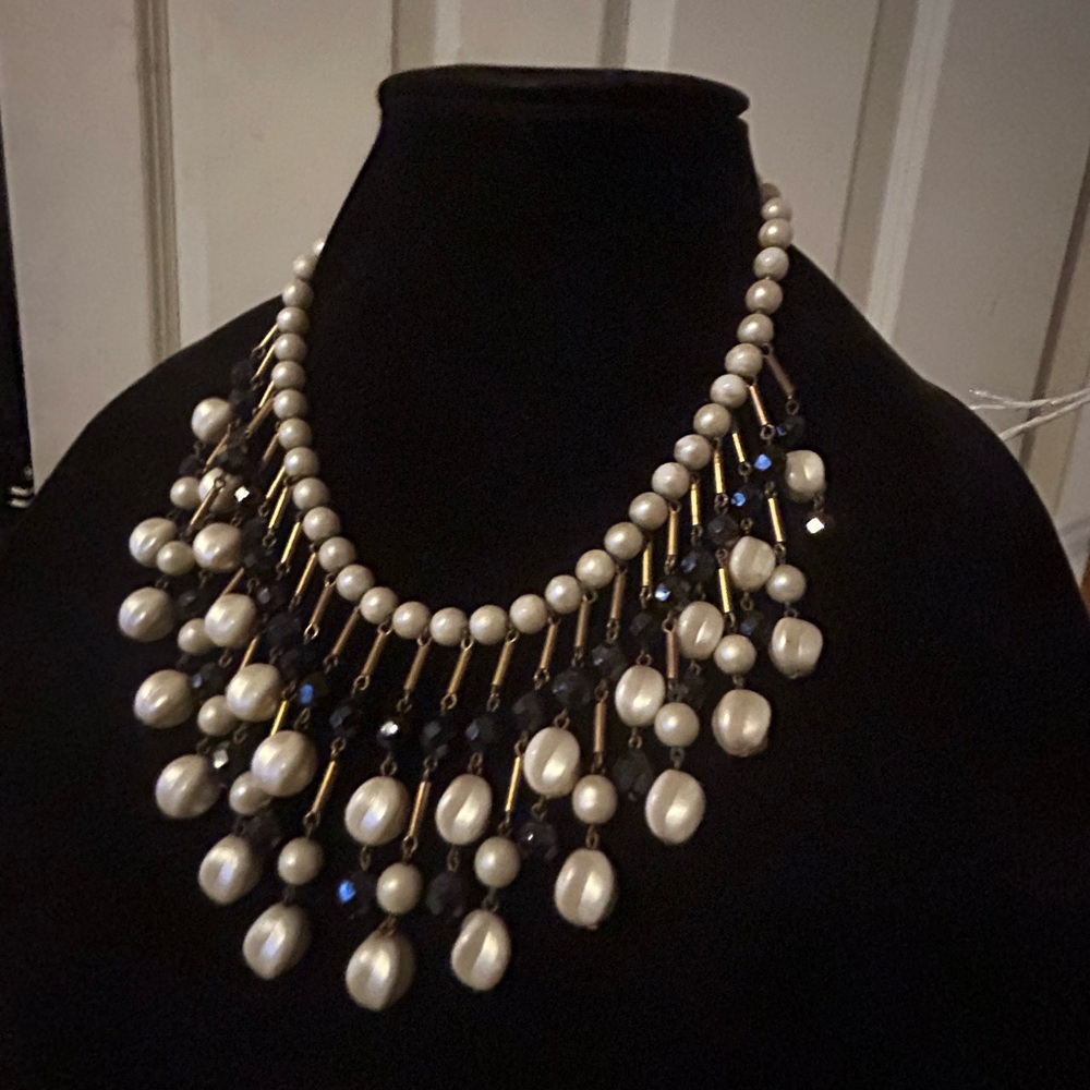 Elegant Pearl and Gold Necklace